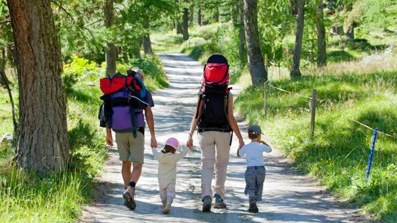 Resultado de imagen para niÃ±os con sus padres en caminatas