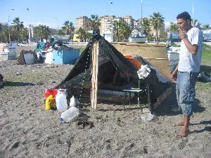 AL RASO. Mustafa y su novia han hecho de la playa su hogar temporal. / MORENO/