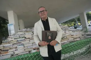 Francisco Ruiz Noguera, ayer en la Feria del Libro con un ejemplar de 'La gruta y la luz'. :: yhasmina garcía/
